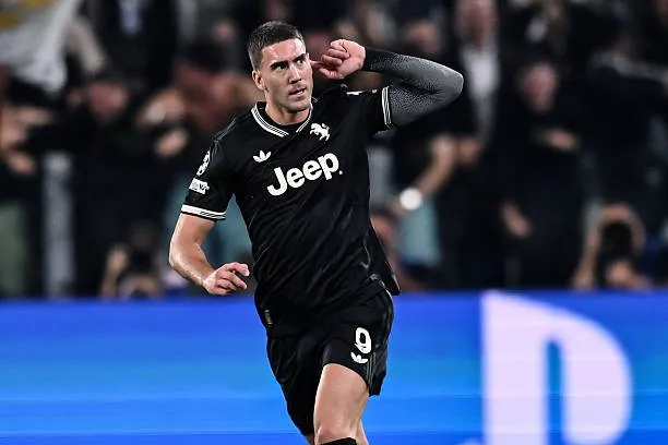 بعد تألقه الأخير.. مانشستر يونايتد يتراجع في سباق فلاهوفيتش وسط صراع إنجليزي شرس