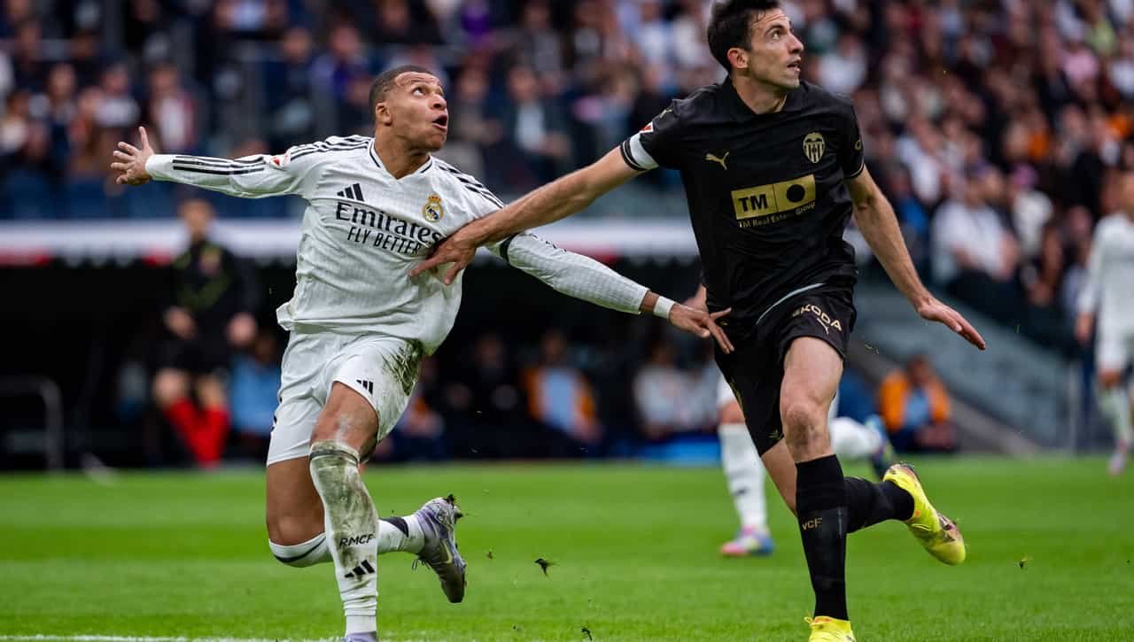 ليفربول يحدد خليفة فان دايك من إسبانيا.. من هو سيزار تاريجا؟