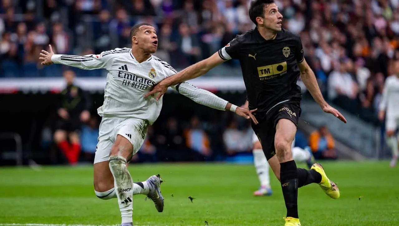 ليفربول يحدد خليفة فان دايك من إسبانيا.. من هو سيزار تاريجا؟