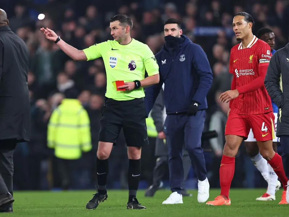 قبل قمة أنفيلد.. تعيين حكم مثير للجدل لمباراة ليفربول ومانشستر يونايتد